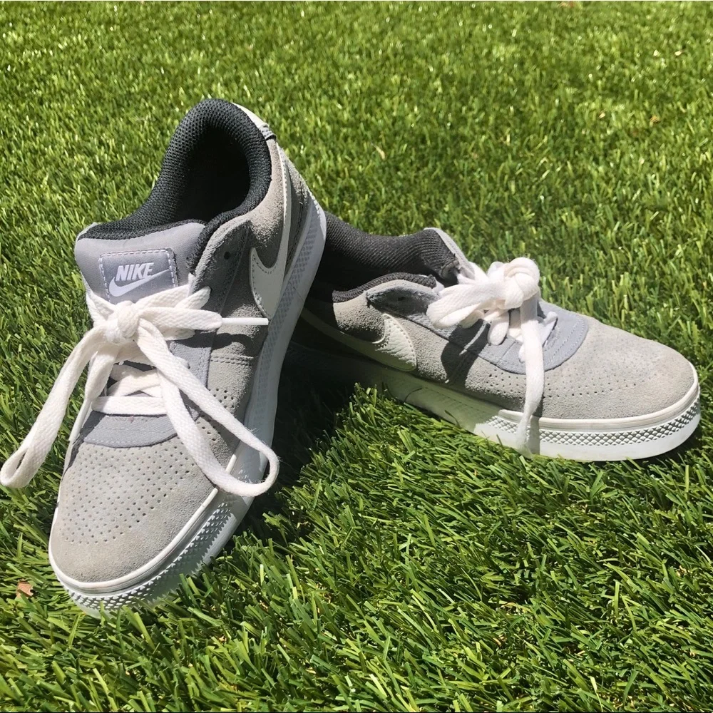 Nike sneakers in gray suede with white leather
